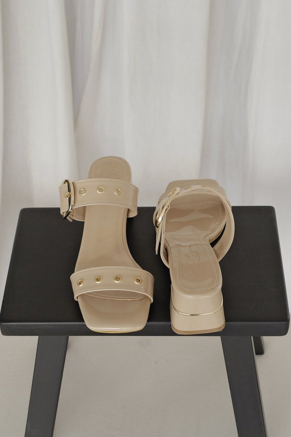 Kemer Bantlı Topuklu Terlik