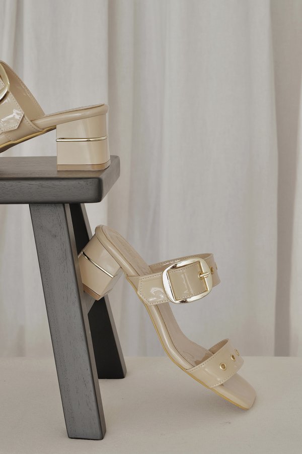 Kemer Bantlı Topuklu Terlik