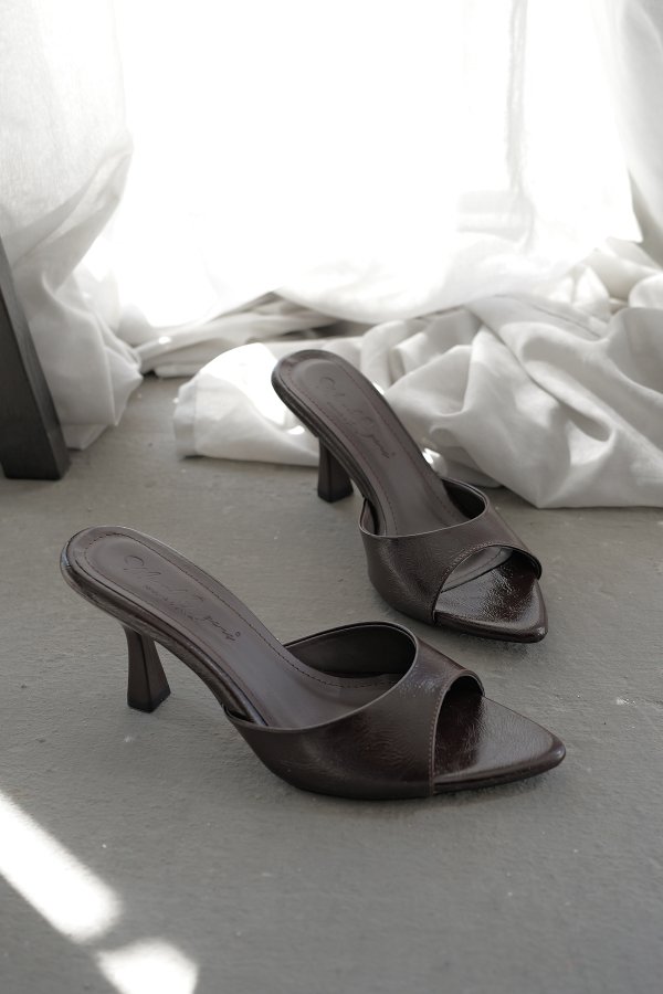 Sivri Burun Topuklu Terlik