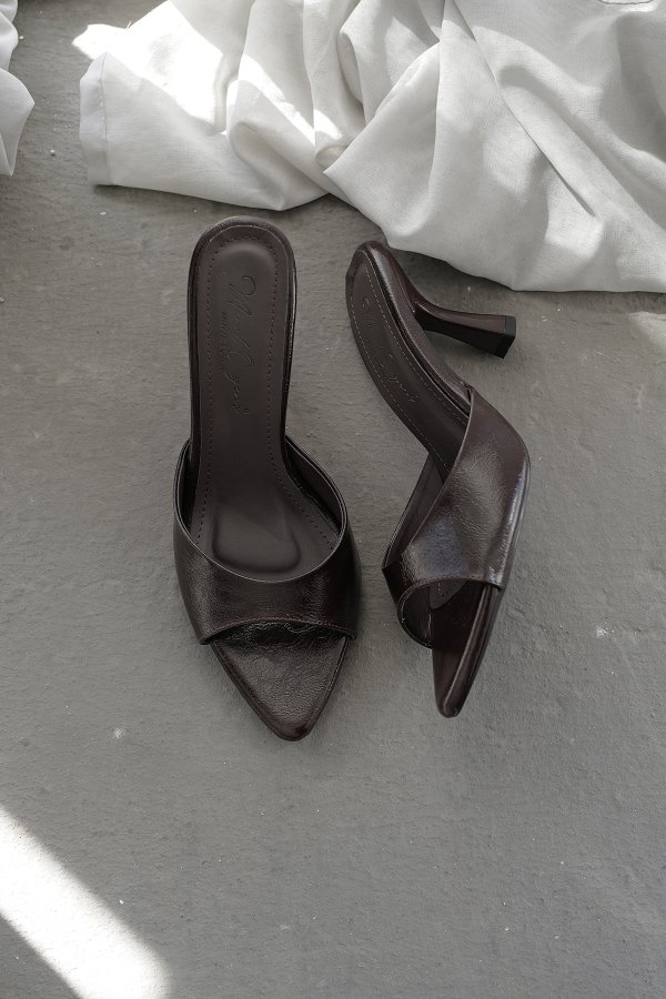 Sivri Burun Topuklu Terlik