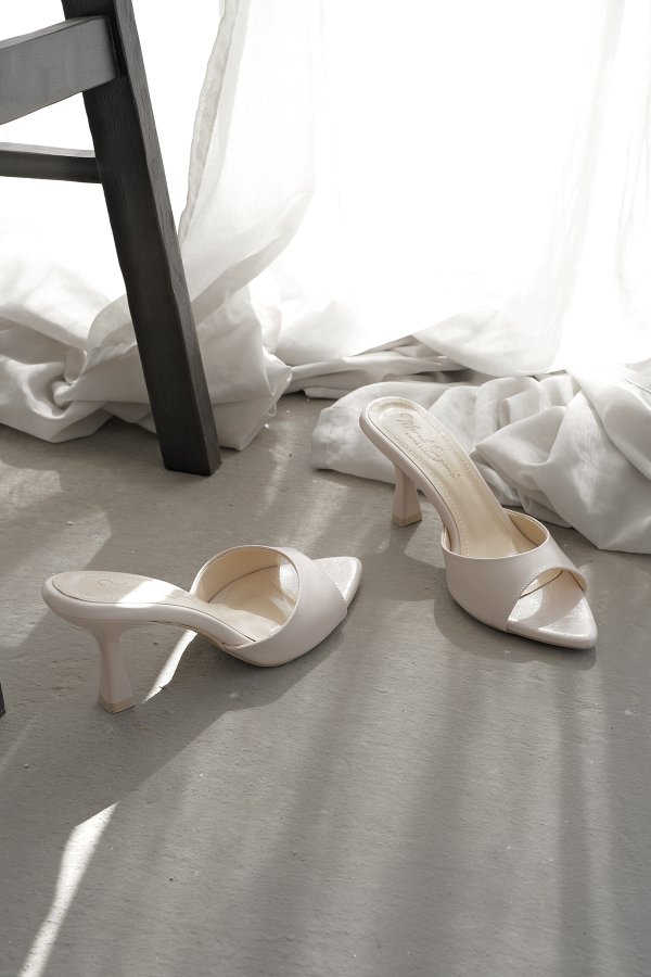 Sivri Burun Topuklu Terlik