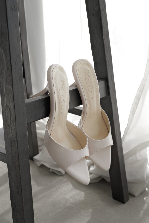 Sivri Burun Topuklu Terlik