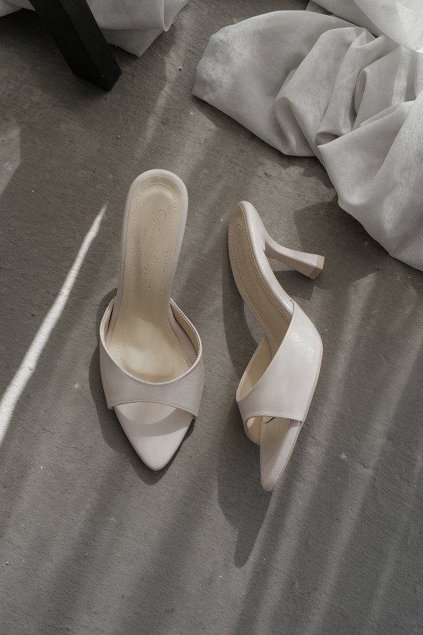 Sivri Burun Topuklu Terlik