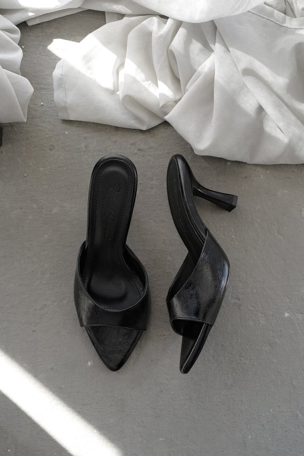 Sivri Burun Topuklu Terlik