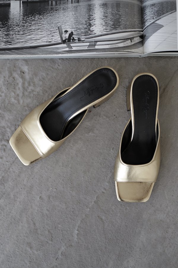 Kalın Bantlı Topuklu Terlik