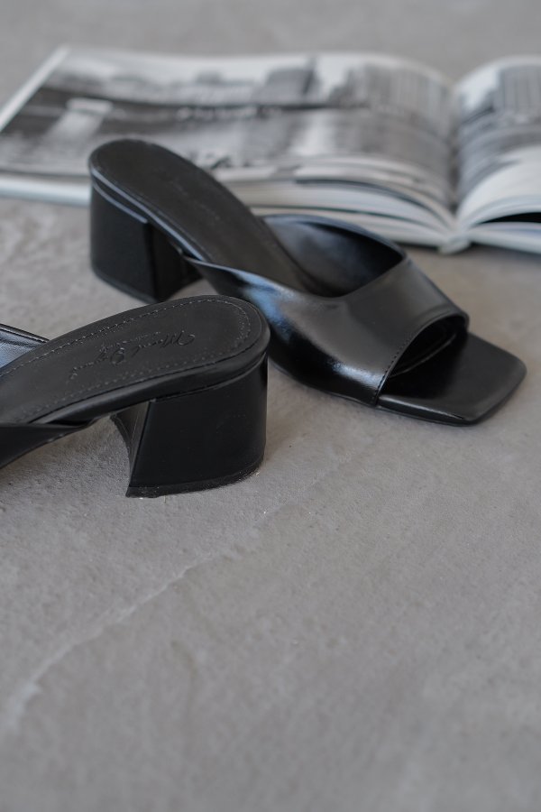 Kalın Bantlı Topuklu Terlik