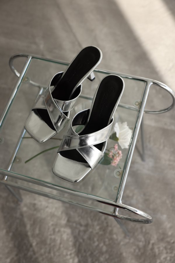 Çapraz Geçişli Topuklu Terlik