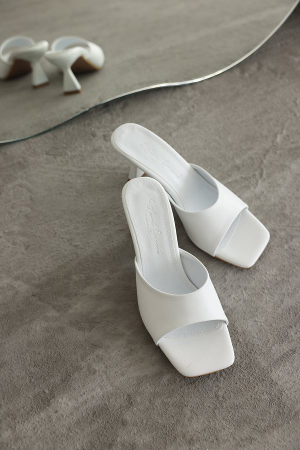 Tek Bantlı Topuklu Terlik