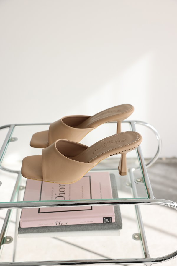 Tek Bantlı Topuklu Terlik