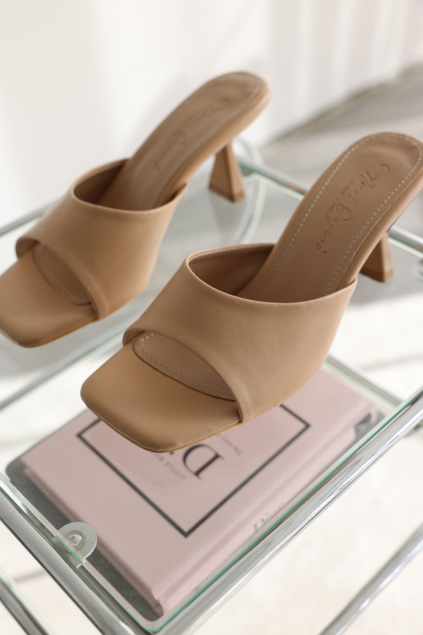 Tek Bantlı Topuklu Terlik