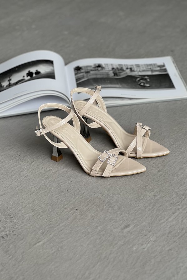 Çapraz Tokalı Topuklu Ayakkabı
