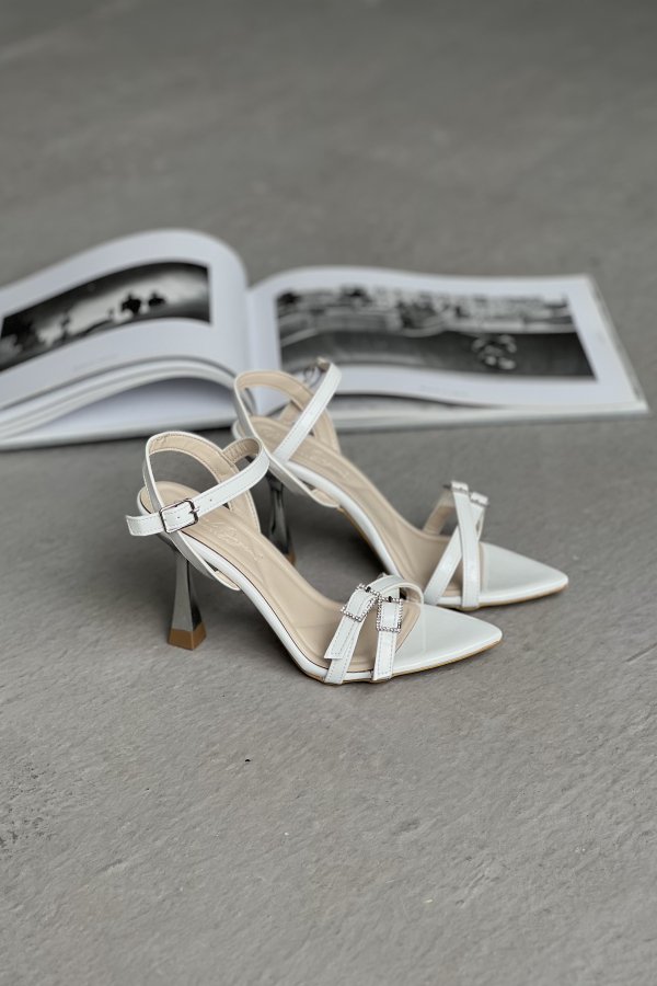 Çapraz Tokalı Topuklu Ayakkabı