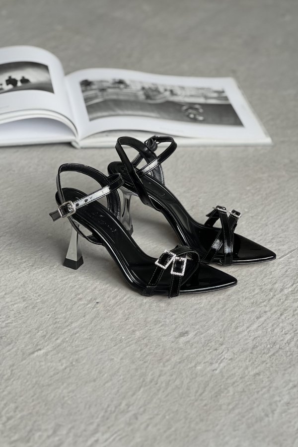 Çapraz Tokalı Topuklu Ayakkabı