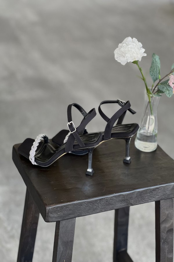 Bilekten Bağlamalı Taşlı Topuklu Ayakkabı