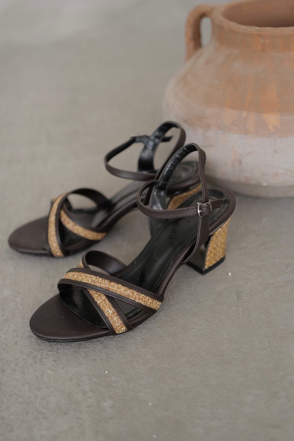 Çapraz Bantlı Topuklu Ayakkabı