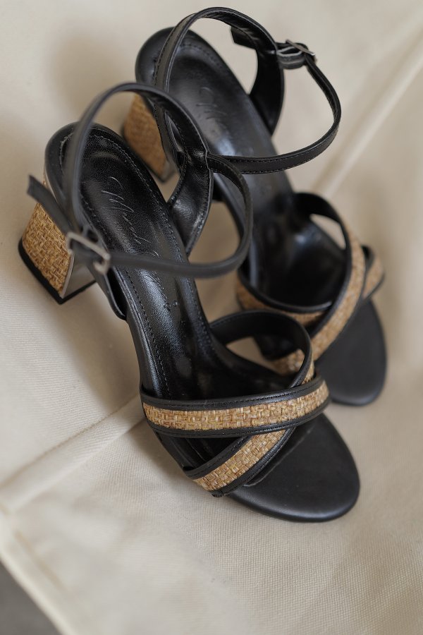 Çapraz Bantlı Topuklu Ayakkabı