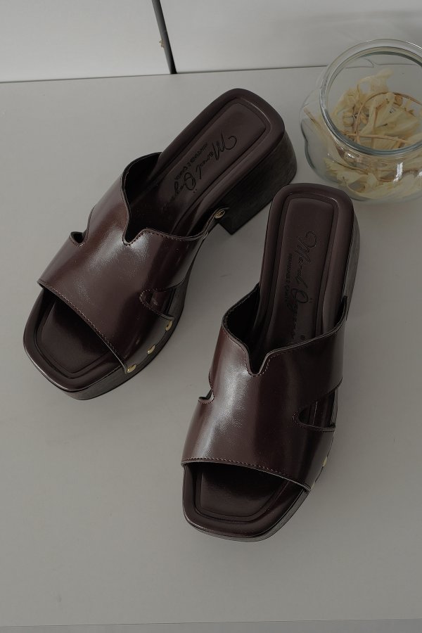 Perçinli Blok Topuk Terlik