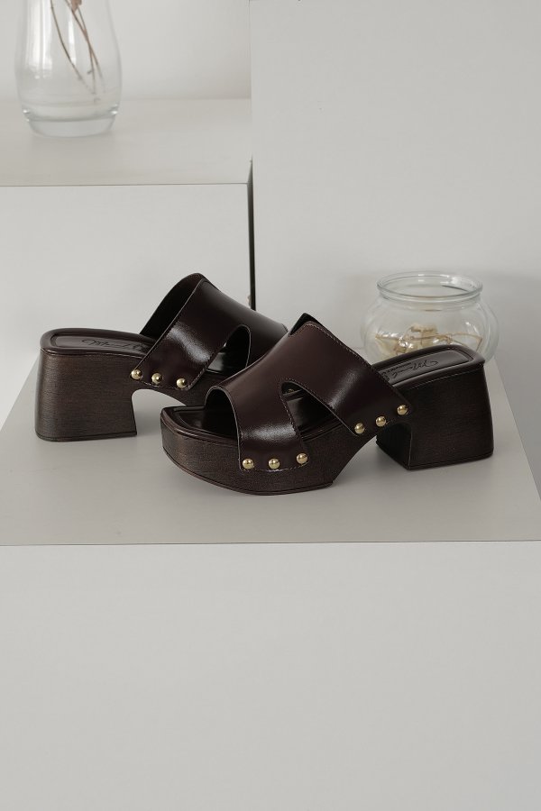 Perçinli Blok Topuk Terlik