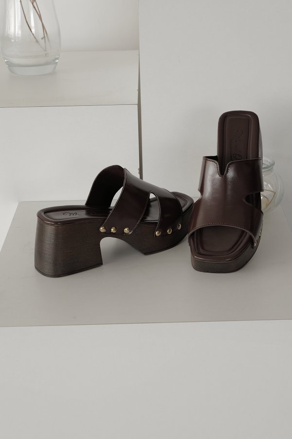 Perçinli Blok Topuk Terlik