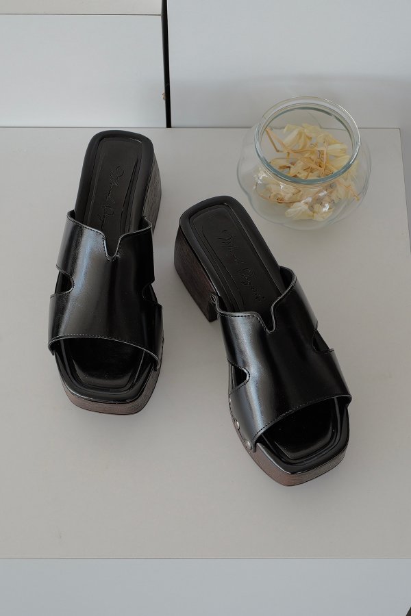 Perçinli Blok Topuk Terlik