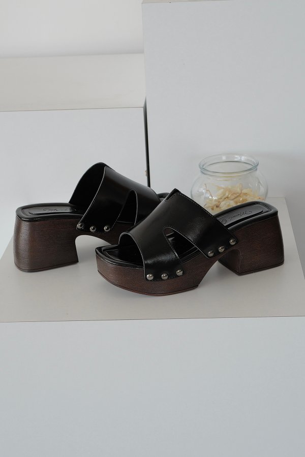 Perçinli Blok Topuk Terlik