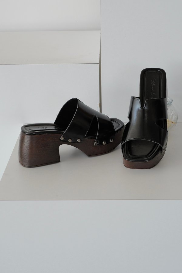 Perçinli Blok Topuk Terlik