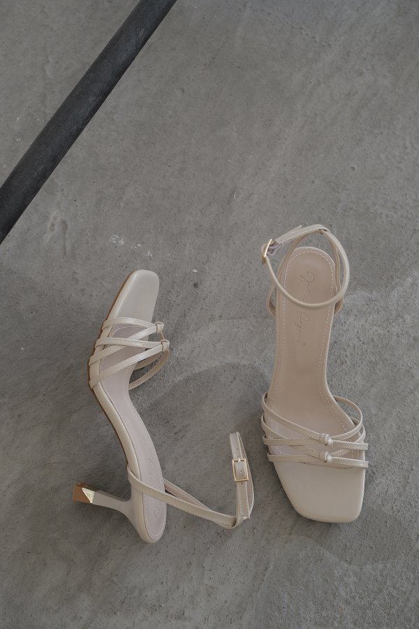 Çapraz Bantlı Topuklu Ayakkabı