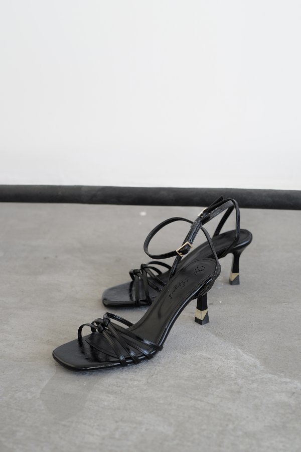 Çapraz Bantlı Topuklu Ayakkabı