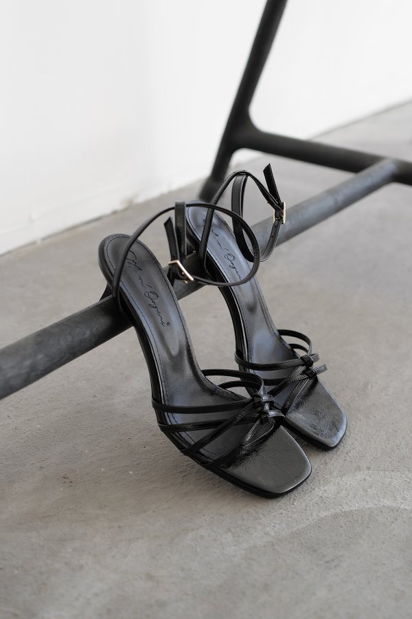 Çapraz Bantlı Topuklu Ayakkabı