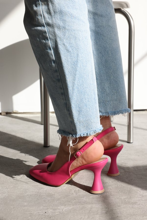 Kemer Tokalı Topuklu Ayakkabı