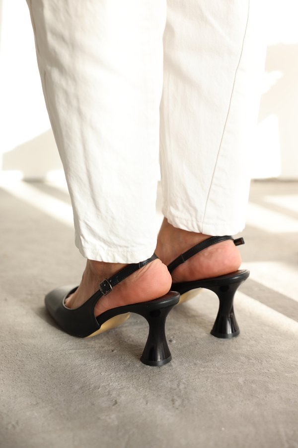 Kemer Tokalı Topuklu Ayakkabı