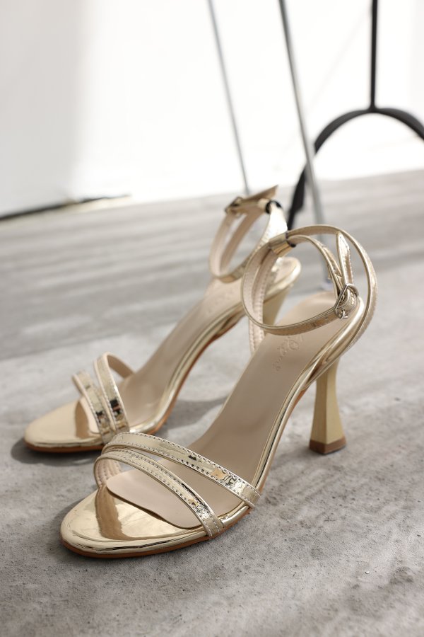 Çift Bantlı Topuklu Ayakkabı