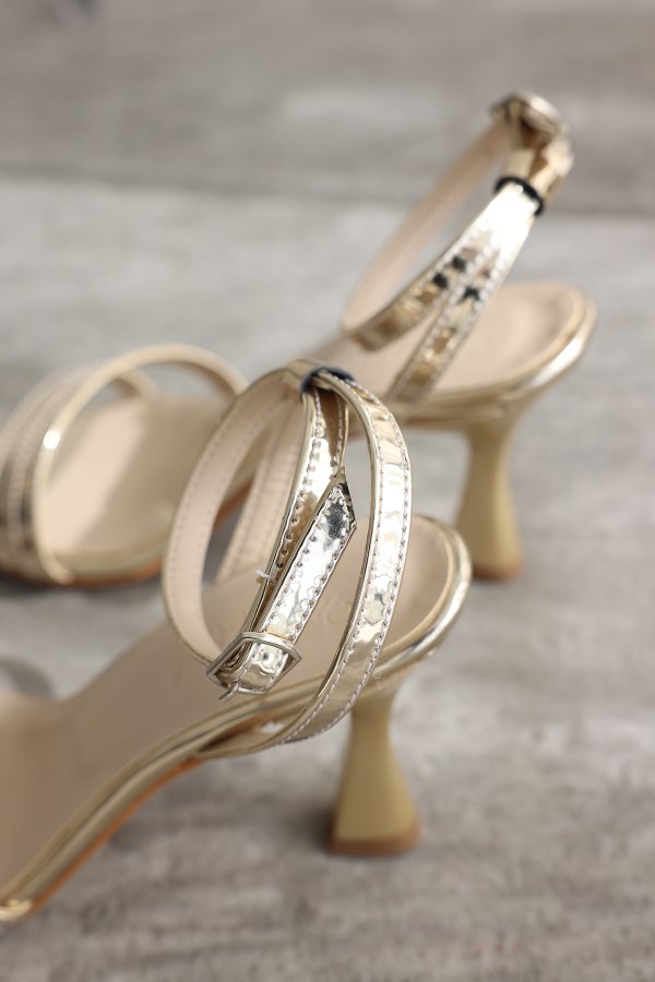 Çift Bantlı Topuklu Ayakkabı