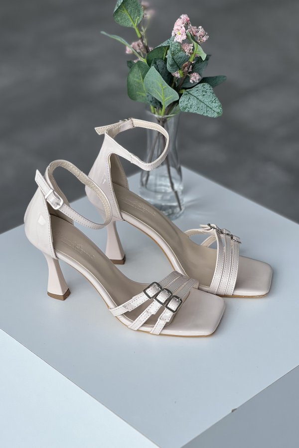 Üç Tokalı Topuklu Ayakkabı