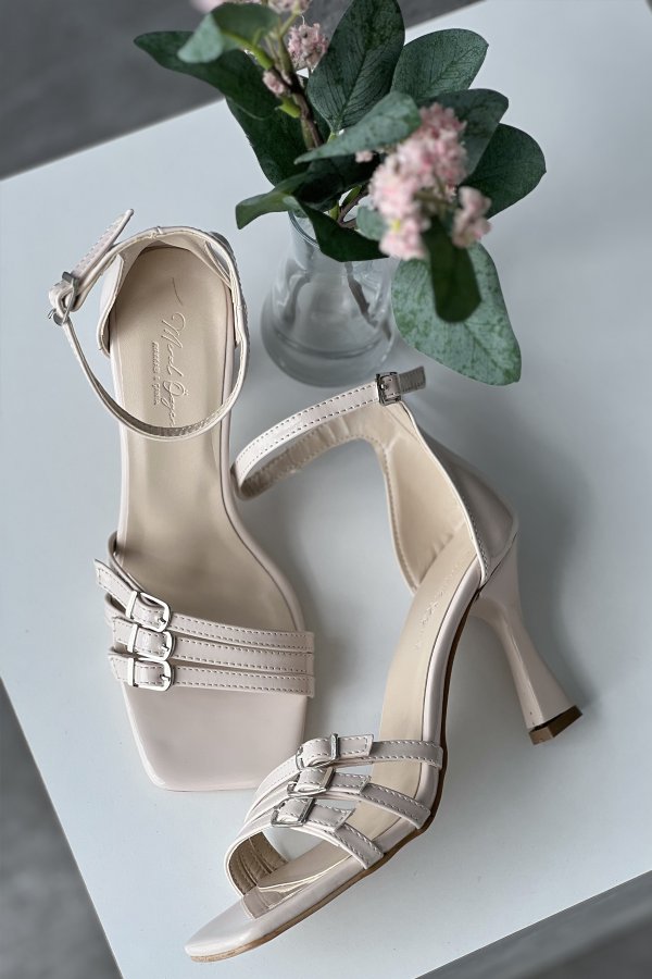 Üç Tokalı Topuklu Ayakkabı