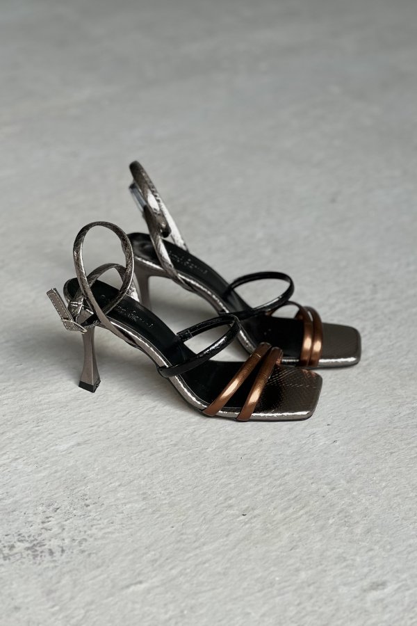 Renkli Bantlı Topuklu Ayakkabı