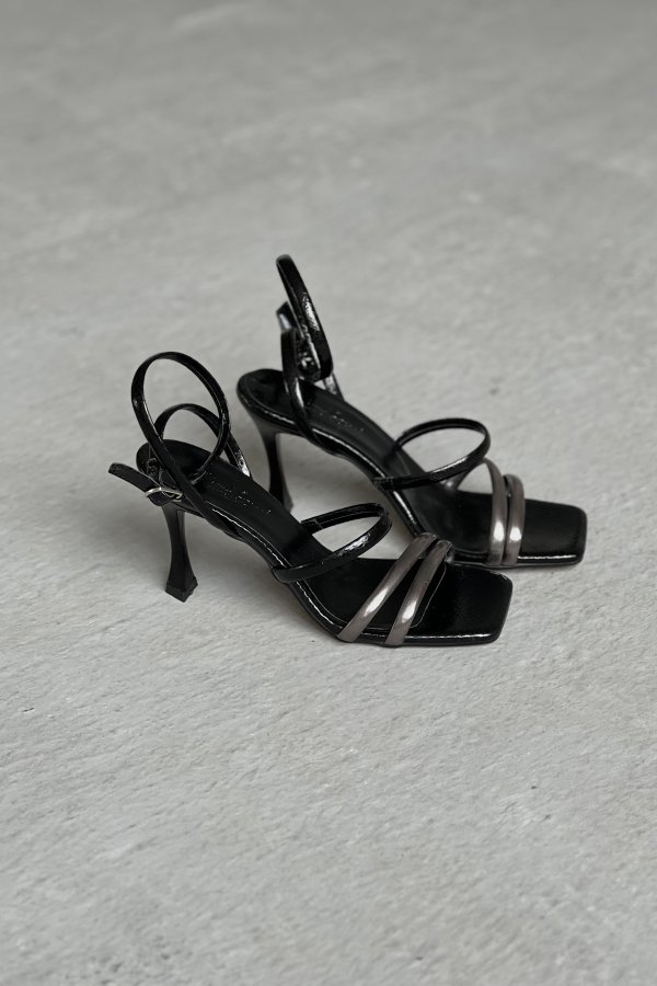 Renkli Bantlı Topuklu Ayakkabı