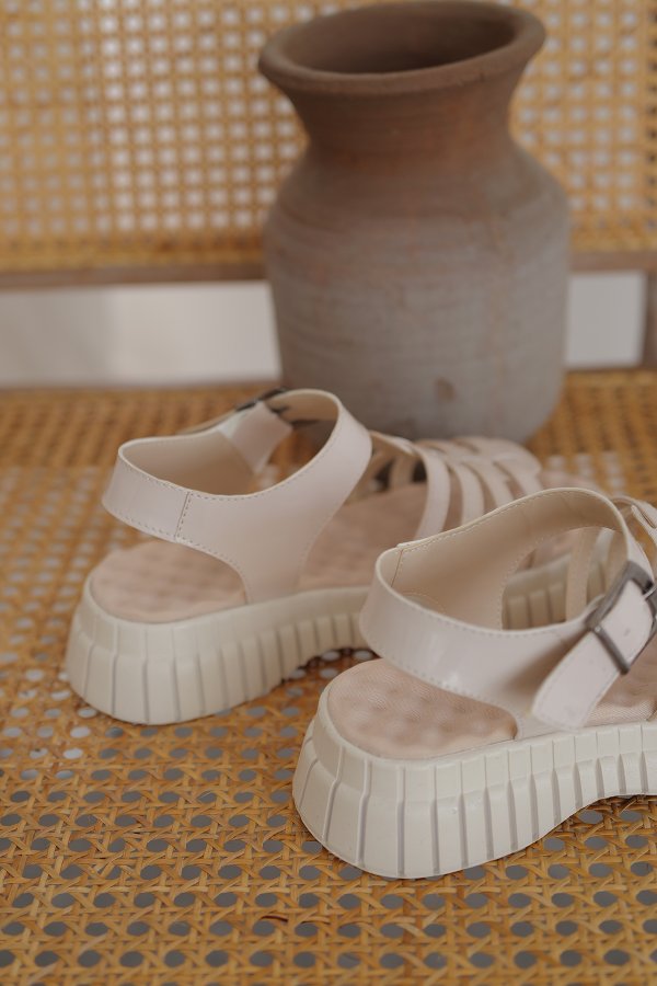 Bant Detaylı Sandalet