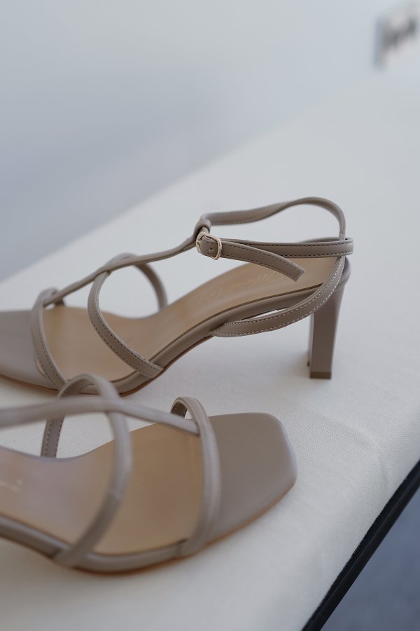 İnce Bant Topuklu Ayakkabı