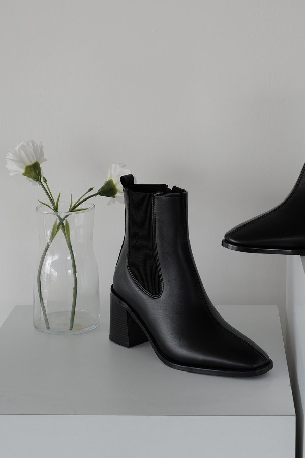 Lastik Bantlı Topuklu Bot