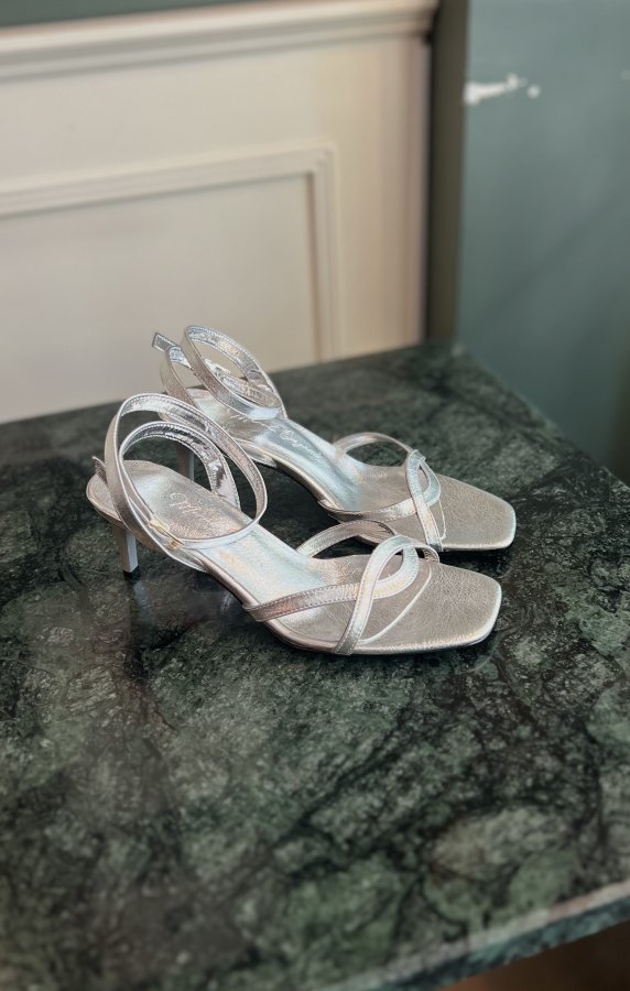 Bilekten Bağlamalı Topuklu Ayakkabı